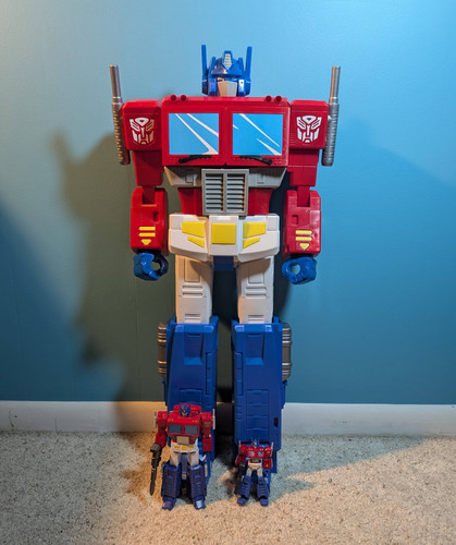 Big Figs 30 inch Transformers Optimus Prime In Hand Images 06