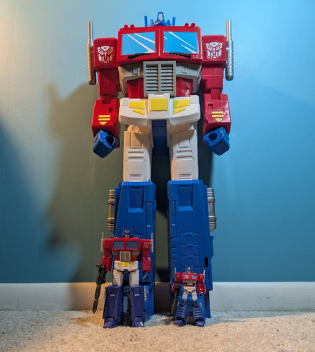 Big Figs 30 inch Transformers Optimus Prime In Hand Images 02