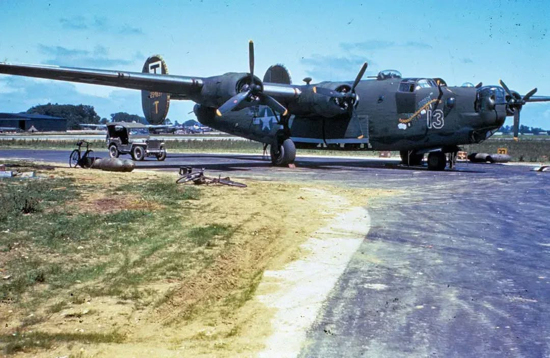 B-24 Liberator 42-94837, surnommé « The Jinx 13 ». Avec les motos abandonnées et la jeep vide, on...