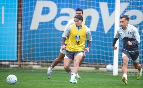 Grêmio aposta na base e Renato observa 11 jovens no profissional