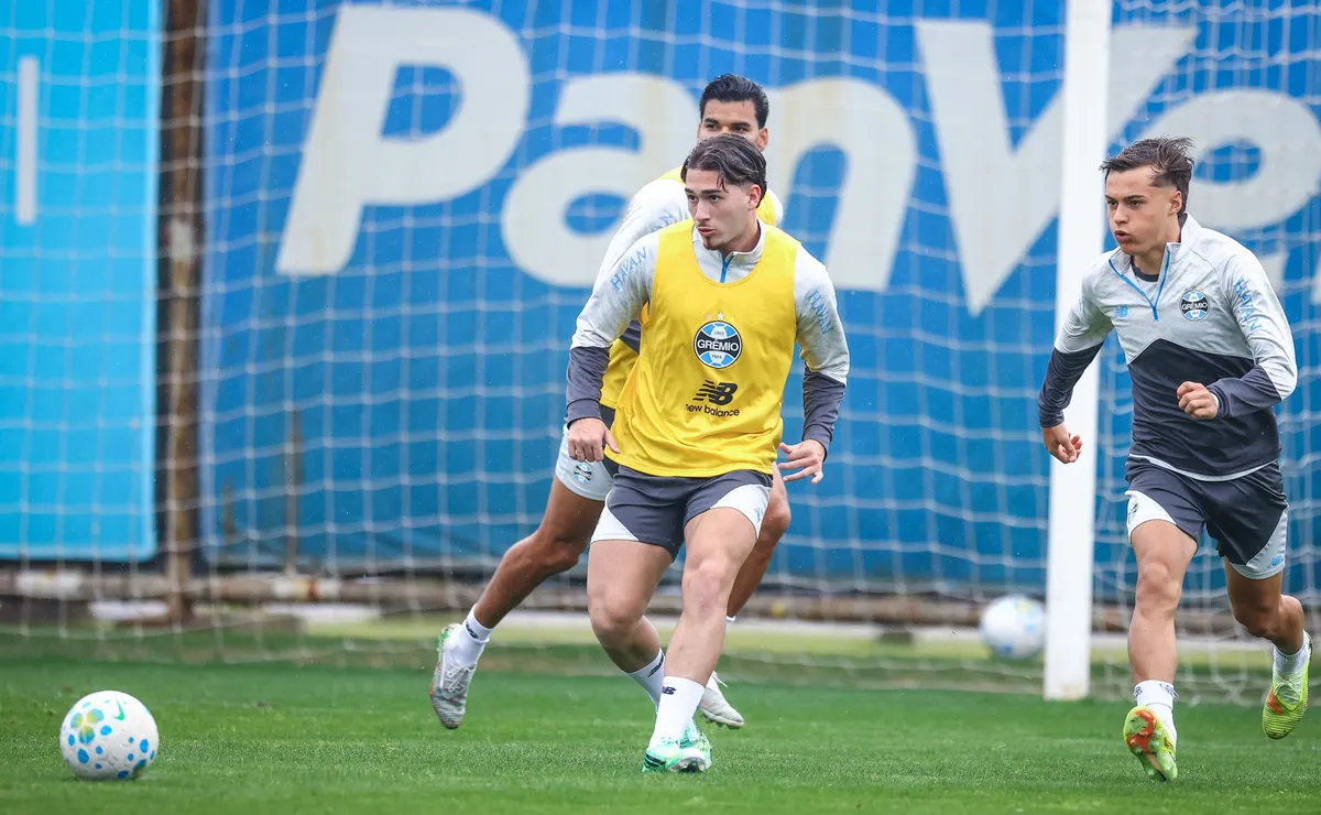 Grêmio aposta na base e Renato observa 11 jovens no profissional