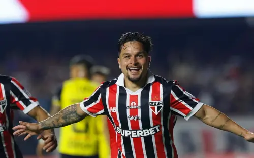 Dorival testa Artur como "novo camisa 10" em treino na pausa