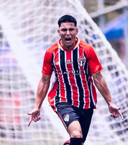 Nova joia: Atleta de 15 anos do São Paulo se destaca no sub-17