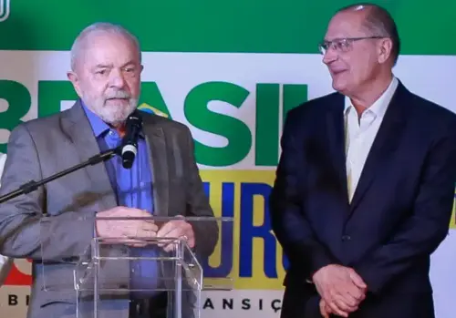Campanha do PT organiza mutirão de preços em supermercados para rebater Flávio Bolsonaro