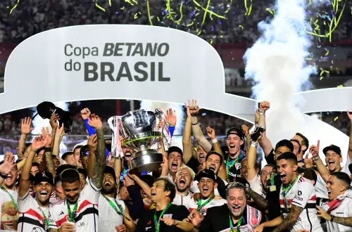 São Paulo mantém seis jogadores do título inédito da Copa do Brasil