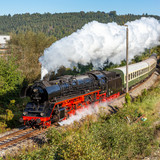 41 1144 der IGE "Werrabahn Eisenach" e.V. mit dem Elstertalexpress 2021 in Greiz-Dlau. Der Zug fuhr 