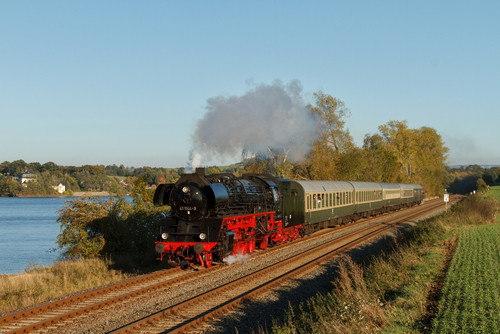 Elstertalexpress 2011. 41 1144 mit RE 5399 am Talsperrenblick Planschwitz..jpg