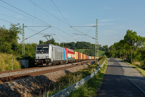 185 691 von Railpool, angemietet von EVB, mit dem Containerzug DGS 69050 Wiesau - Hamburg, aufgenomm.jpg