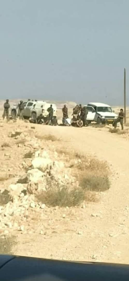 المستوطنون وجنود الاحتلال يعتقلون عددًا من العمال بعد مطاردة مركبة في مسافر بني نعيم، قرب الخليل....