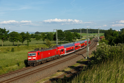 143 957 mit RE 4795 Hof - Dresden, aufgenommen vom Damm beim Schrotthndler in Reuth..jpg
