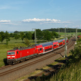 143 957 mit RE 4795 Hof - Dresden, aufgenommen vom Damm beim Schrotthndler in Reuth.