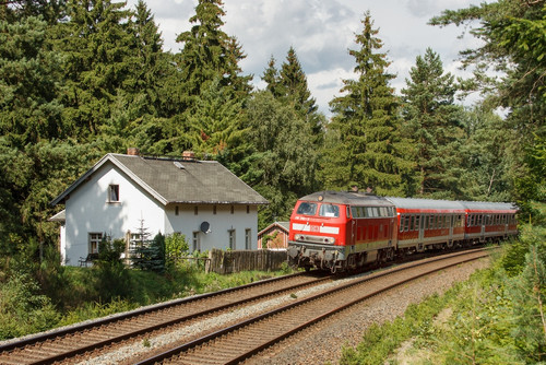 RE 3707 Leipzig - Hof am Bahnwrterhaus vom Dahls Hans bei Mehltheuer.jpg
