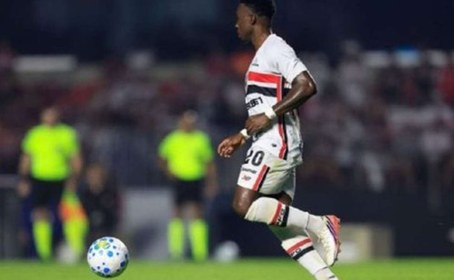 Aurélio Buta passa por cirurgia no joelho e desfalca o São Paulo