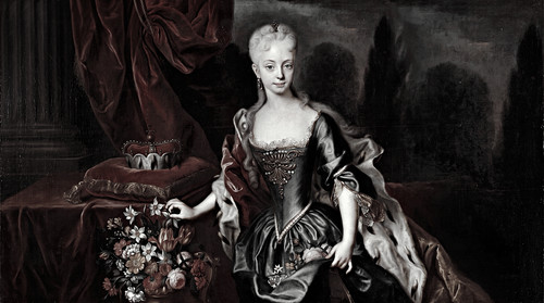 Ein feierliches Porträt Kaiserin Maria Theresias [1717–1780] im Stil von Martin van Meytens – die junge Habsburger Monarchin in einem prunkvollen Satinkleid mit juwelenbesetztem Mieder, eine Königskrone auf einem Samtkissen neben ihr, Rosen haltend, in Hermelin besetzten Roben und dunkler barocker Draperie.
