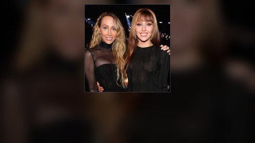 momager slide 03 tish cyrus landscape.jpg