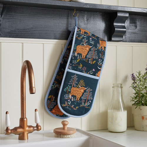 Ulster Weavers Connie the Cow Double Oven Glove Navy sn2.jpg