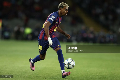 Barcelona's Spanish forward #10 Lamine Yamal runs with the ball during the UEFA Champions League lea.jpg
