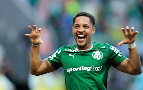 Vitor Roque marca em clássico, recupera confiança e ganha elogios