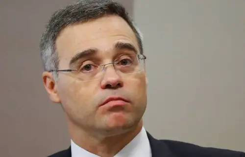 André Mendonça cede a Fachin e Moraes e derruba segredo de justiça na PET do Banco Master