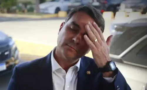 Flávio Bolsonaro usa horário eleitoral para colar crise de Moraes em Lula e abafar caso Dark Horse