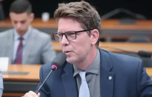 Produtora de filme sobre Bolsonaro pagou assessores de Mario Frias durante gravações