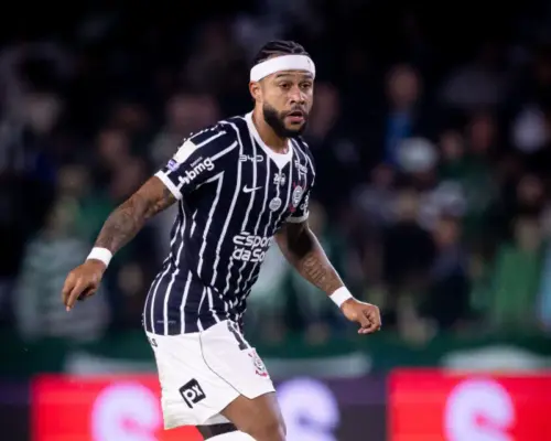 Memphis Depay volta a desfalcar treino com dores no tornozelo