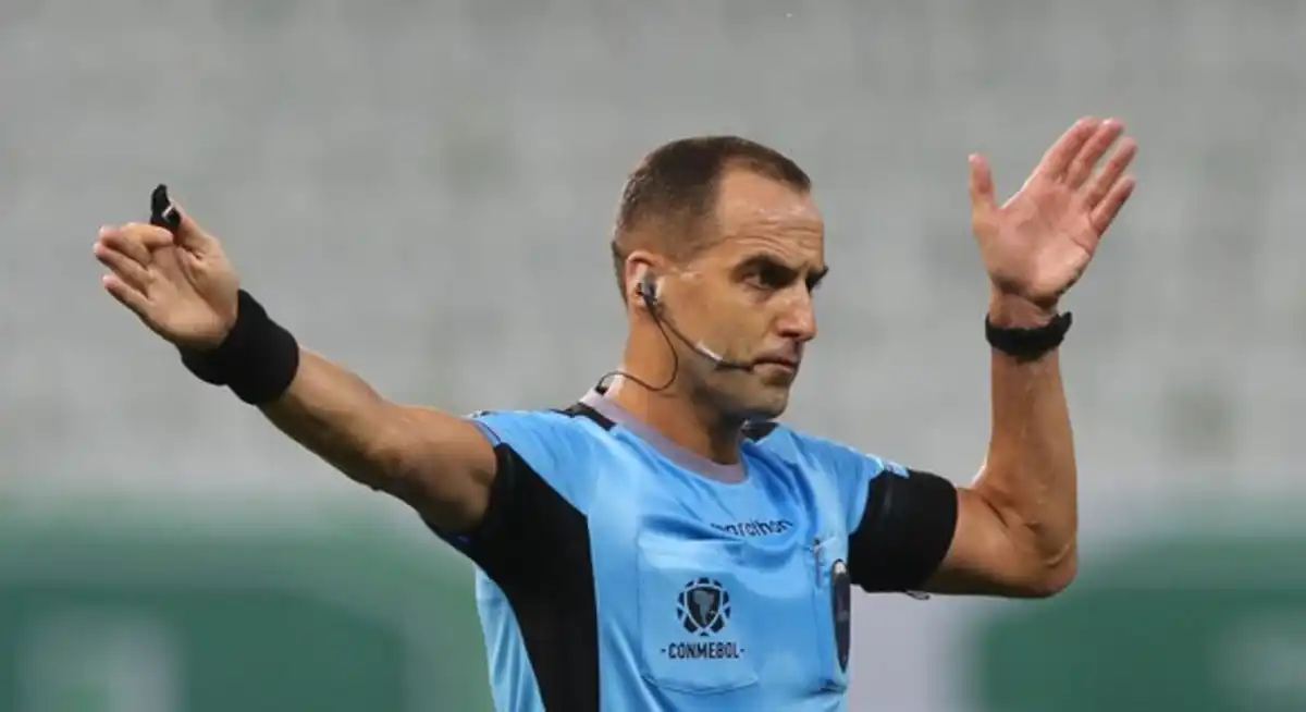 VELHO CONHECIDO! Árbitro que já irritou o Corinthians apita decisão contra o Estudiantes