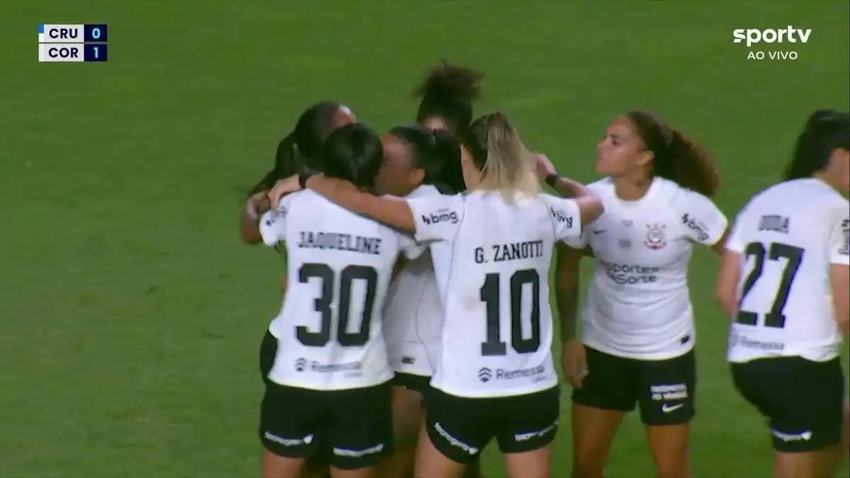 Infração em campo: Corinthians é multado em R$ 10 mil após zagueira promover produto durante jogo