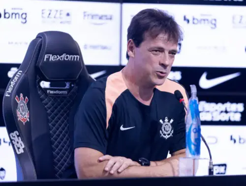 TITULARES OU MISTO? Diniz vive dilema entre encarar o Flamengo e poupar para a Libertadores