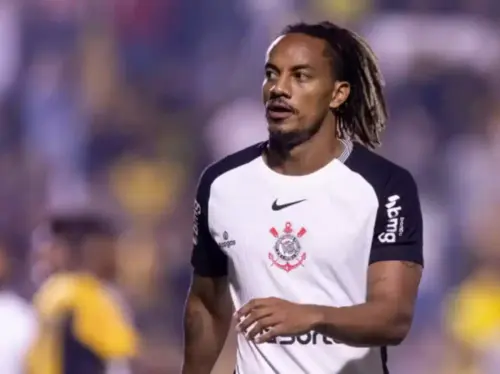VAI FICAR? Corinthians abriu conversa para renovar com Carrillo