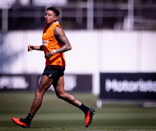 Lingard enfrenta queda de desempenho no Corinthians, mas conta com confiança de Diniz para reverter situação