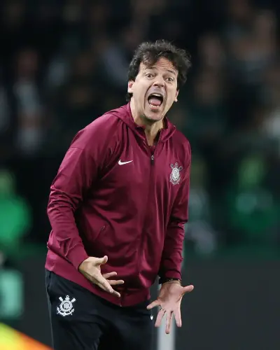 Diniz aponta desgaste e falhas defensivas como fatores da derrota do Corinthians: "Gols evitáveis custaram caro