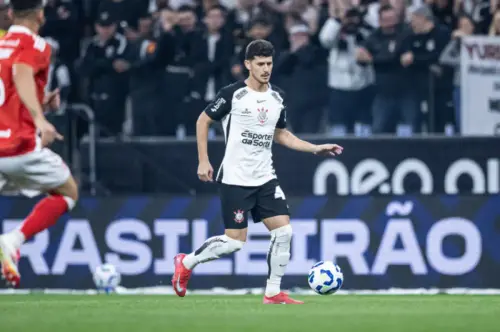 Hugo negocia saída antecipada do clube após perder espaço