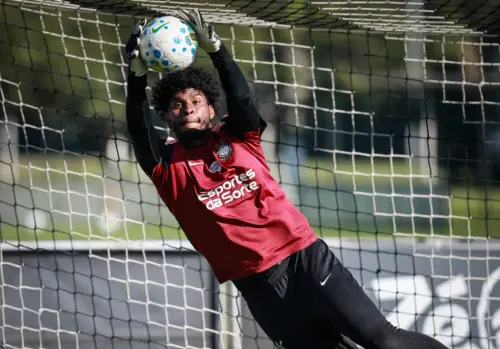 Após desfalque em derrota, Hugo Souza treina sem restrições e deve reforçar Corinthians em clássico