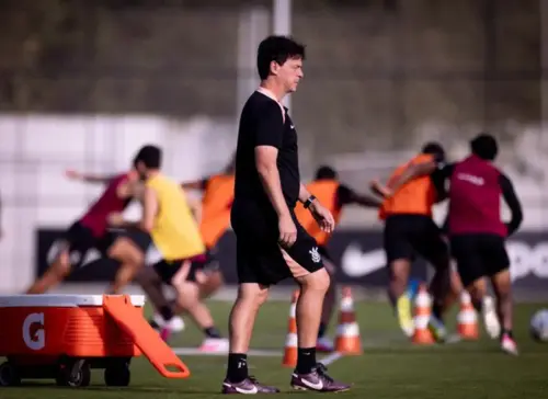 Sem reforços, Diniz defende grupo curto e aposta no DM do Timão.