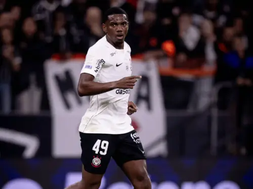 Corinthians avança em vende de André Luiz a time inglês por valor milionário
