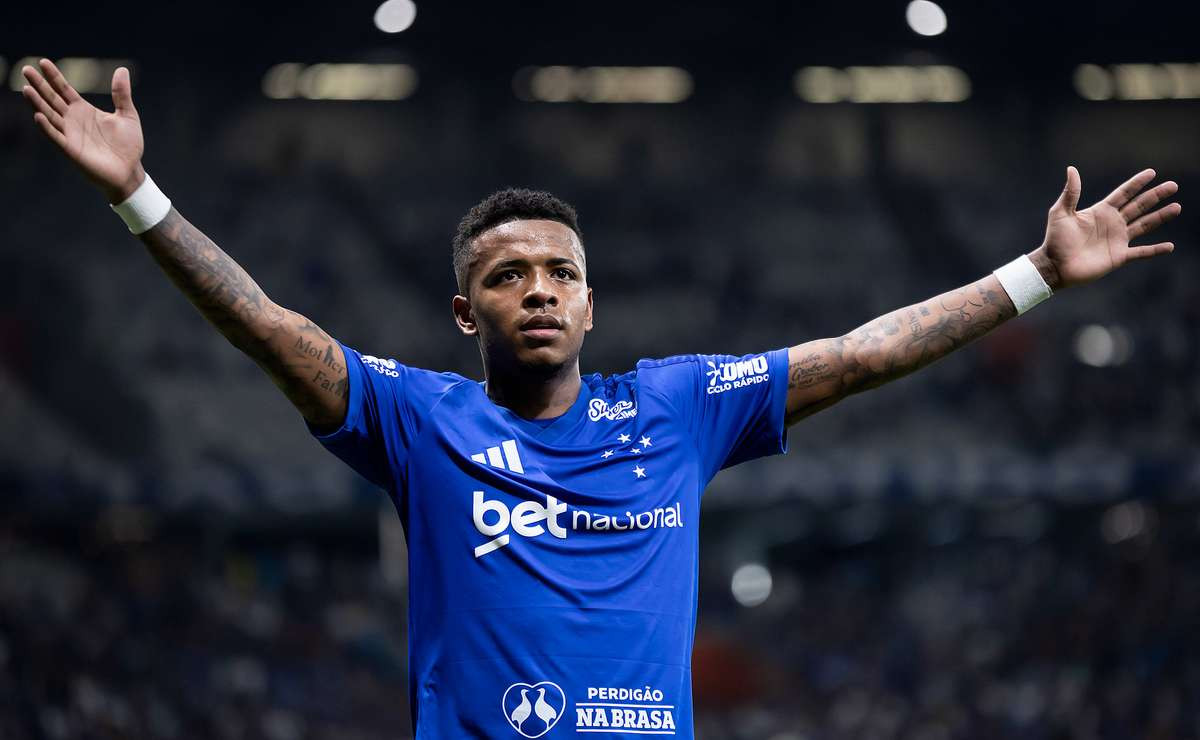 Keny Arroyo ganha destaque em amistosos e varia atuação sob olhar atento de Gallardo