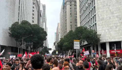 Estudantes vão às ruas no Rio em defesa da democracia e contra avanço da extrema direita