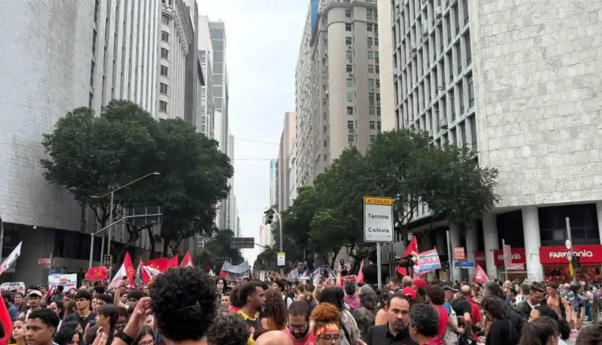 Estudantes vão às ruas no Rio em defesa da democracia e contra avanço da extrema direita