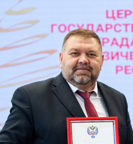 Вручение почётной грамоты.png