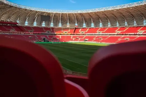 Luta pela sobrevivência: Internacional e Corinthians se enfrentam em decisão