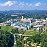 Complexo Industrial entre Montanhas Verdes