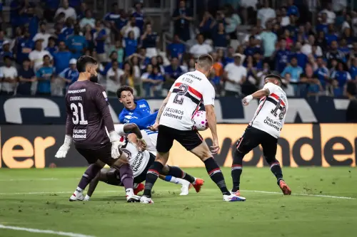 Desempenho abaixo da crítica: São Paulo afunda após falhas defensivas