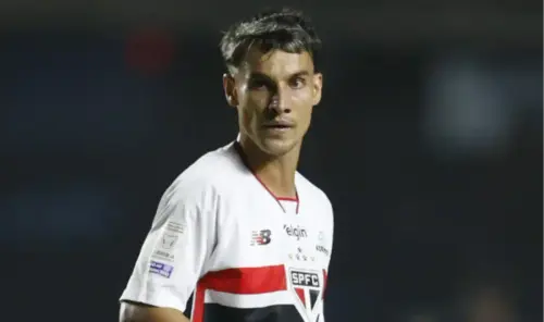 Nova lesão? Ferreirinha deixa o campo em meio a crise no São Paulo