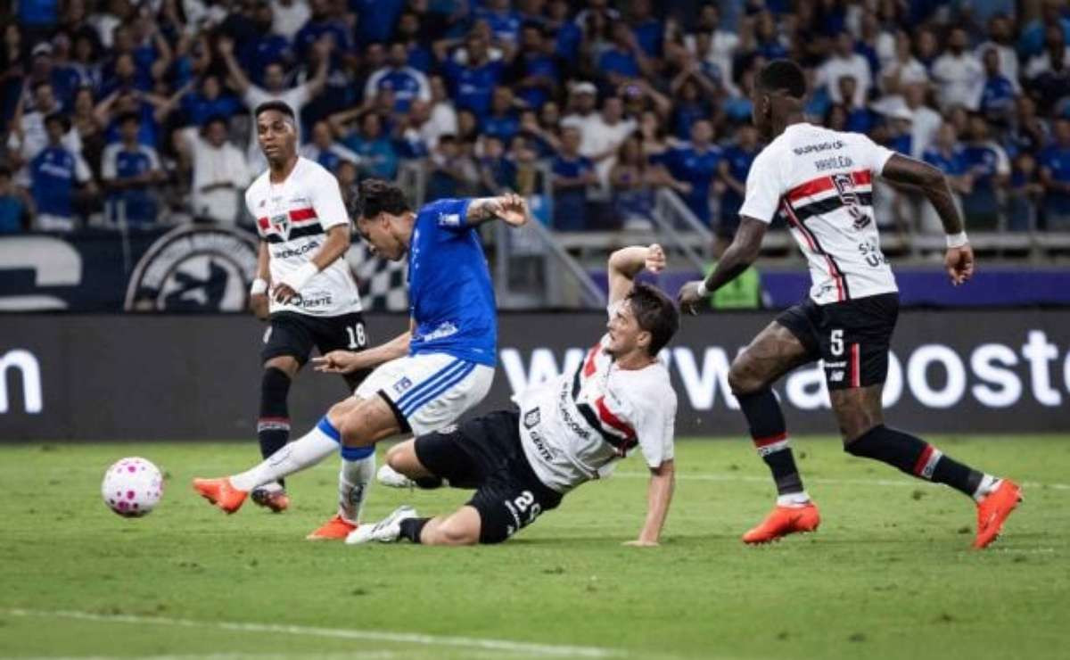 Cruzeiro brilha com jovens talentos e despacha o São Paulo em dia de festa no Mineirão