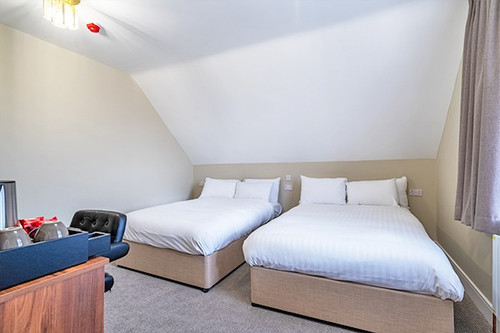 Hotel in Maidenhead by the River Thames.1