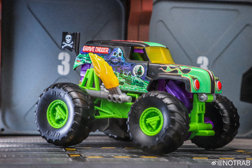 Transformers Collaborative Monster Jam Grave Digger 15