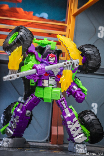 Transformers Collaborative Monster Jam Grave Digger 10
