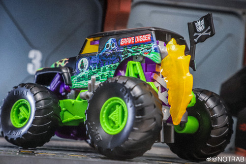 Transformers Collaborative Monster Jam Grave Digger 13