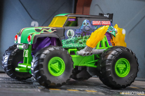 Transformers Collaborative Monster Jam Grave Digger 14